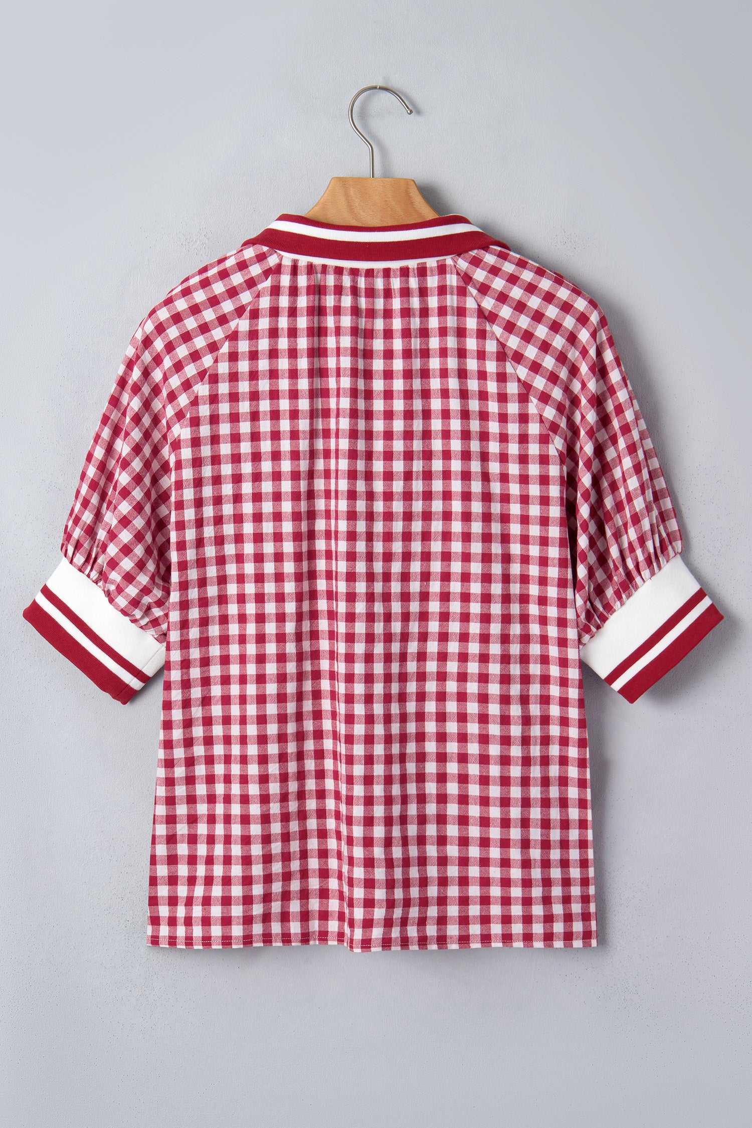 Red Gingham Striped Patchwork Half Zip Blouse vista por trás, mostrando padrão xadrez vermelho e branco com detalhes listrados e mangas curtas, destacando estilo casual e confortável.