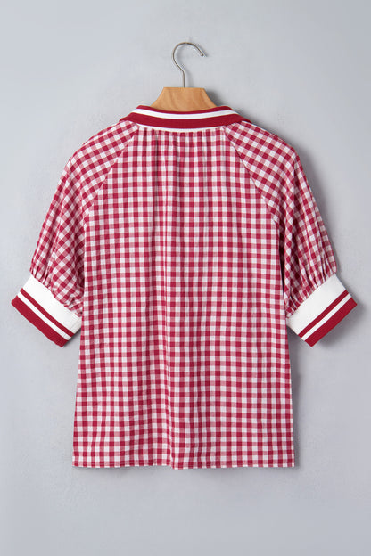 Red Gingham Striped Patchwork Half Zip Blouse vista por trás, mostrando padrão xadrez vermelho e branco com detalhes listrados e mangas curtas, destacando estilo casual e confortável.
