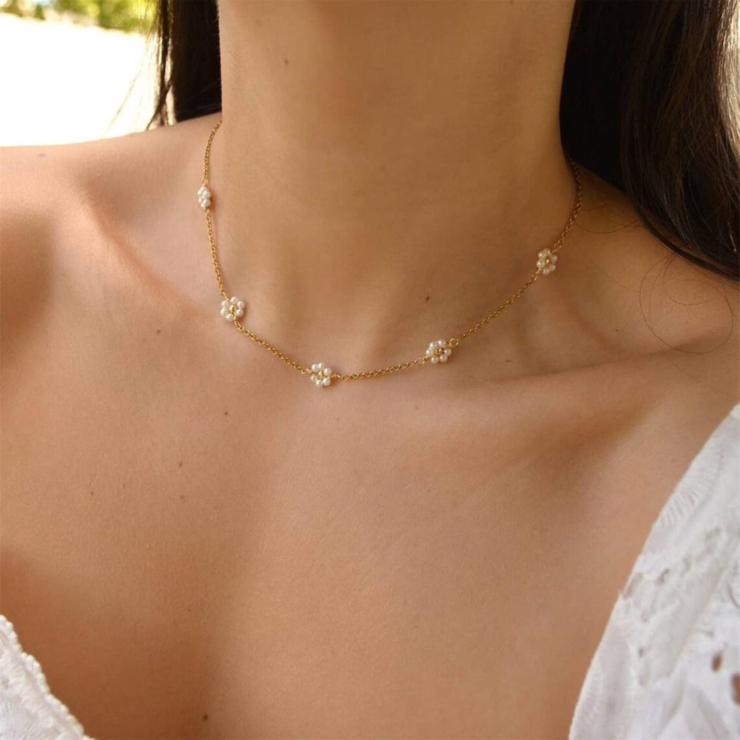 Colar delicado 5 flower necklaces pearl collarbone chains com pequenas flores de pérolas sobre corrente dourada, realçando a elegância natural e o bem-estar.