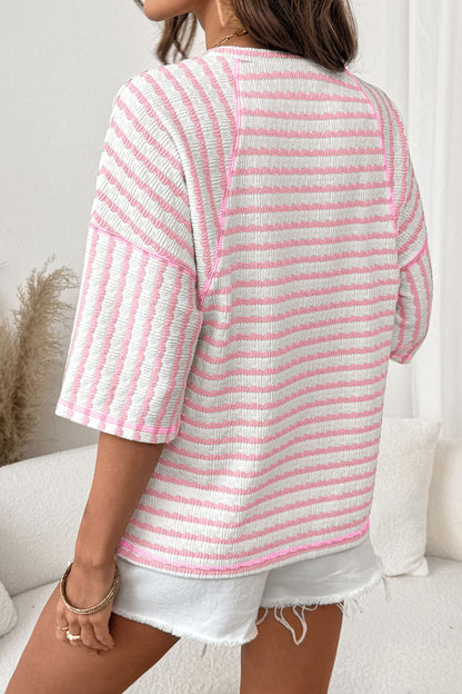 Pessoa vista de costas vestindo Apricot Stripe Textured Knit Split Hem Half Sleeve Loose Top com padrão listrado rosa e branco, em ambiente claro e casual, suplementos premium naturais para energia, vitalidade e saúde cognitiva.
