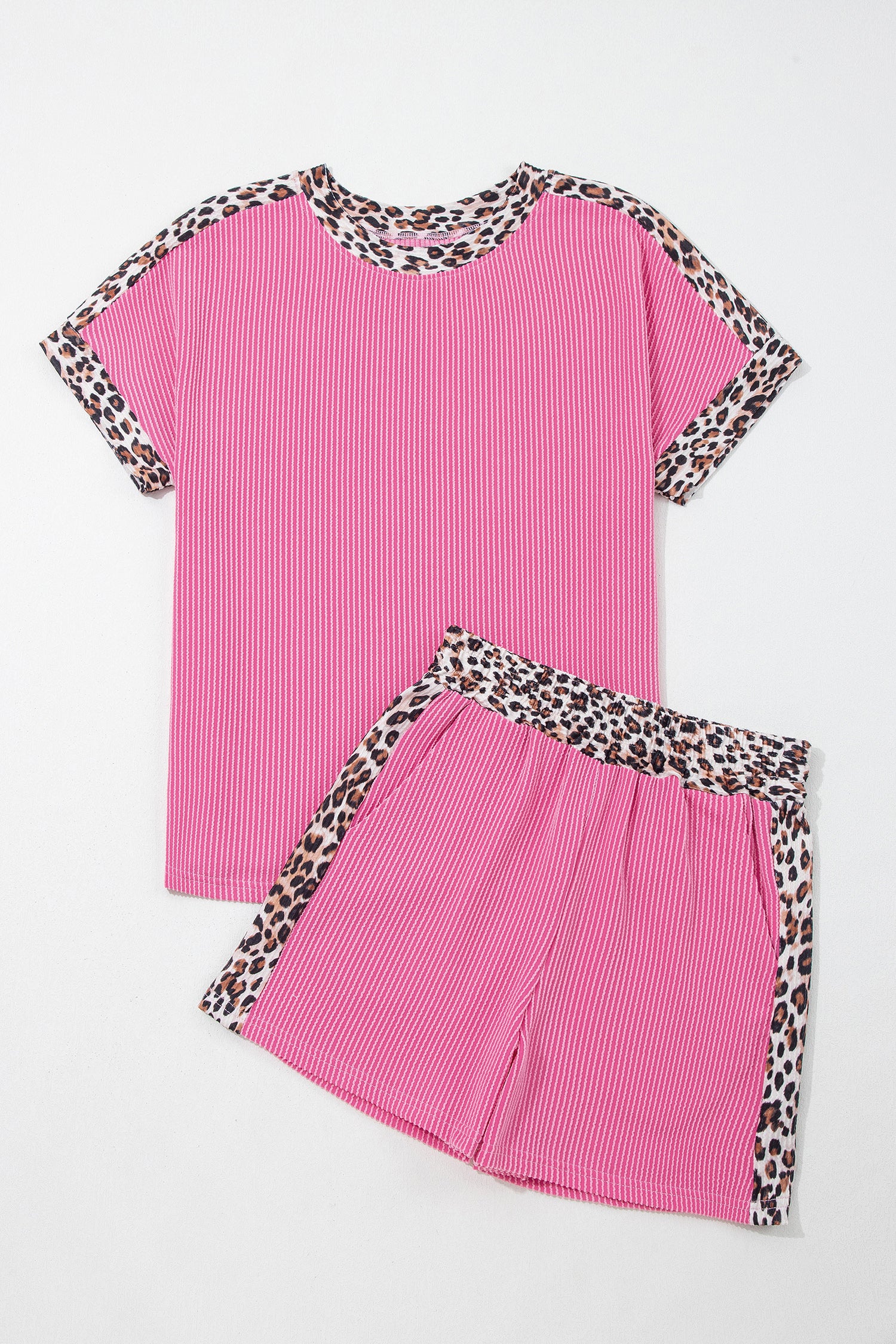 Conjunto Light Grey Leopard Trim Twist Ribbed Short Set em tecido canelado rosa com detalhes em estampa de leopardo, ideal para conforto e estilo casual.