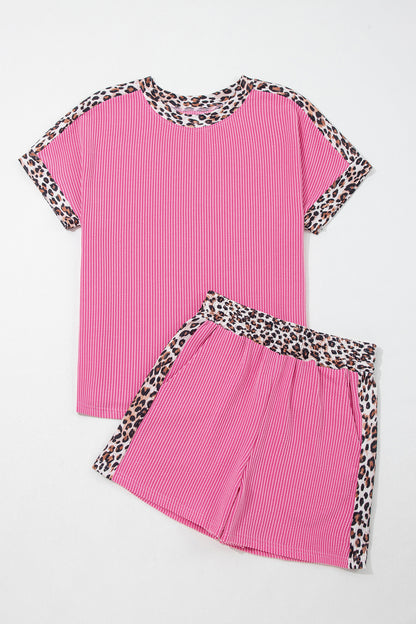 Conjunto Light Grey Leopard Trim Twist Ribbed Short Set em tecido canelado rosa com detalhes em estampa de leopardo, ideal para conforto e estilo casual.
