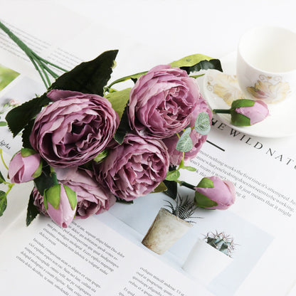 Arranjo delicado de flores com 5 Small Peonies Korean Small Bouquets 5 Philips Rose Simulation Flowers Household Wedding Rose Bouquets em tons suaves de rosa, destacando-se em cenário minimalista, remetendo a suplementos premium naturais para energia, vitalidade e saúde cognitiva, desenvolvidos para o mercado português.