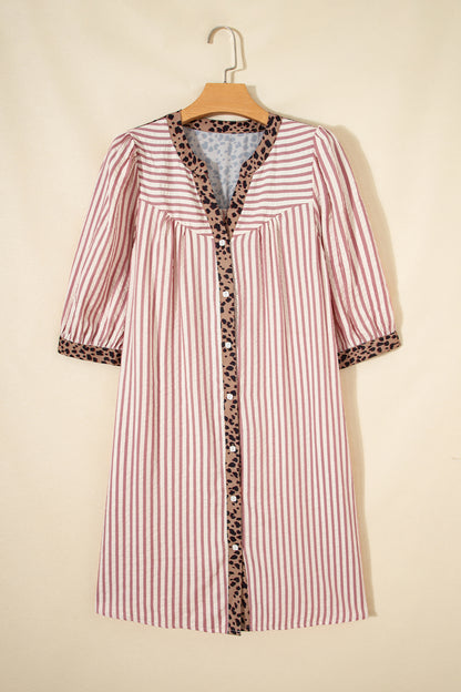 Vestido Khaki Stripe Square Button Leopard Trim Loose Bracelet Sleeve Shirt Dress com padrão de riscas khaki, botões frontais quadrados e acabamento em padrão leopardo nas mangas e decote, perfeito para uso casual elegante.