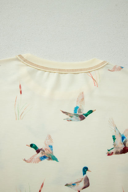 Detalhe do tecido com estampa de patos mallard em voo em Beige Mallard Duck Print Oversized Tee Drawstring Short Set, destacando design suave e natural, associado a suplementos premium naturais para energia, vitalidade e saúde cognitiva.