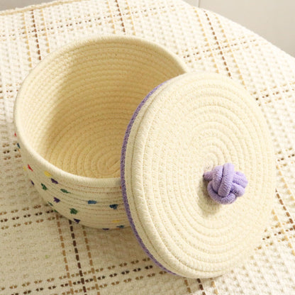 Cesto têxtil com tampa em tecido cru e detalhes coloridos, ideal para organização, modelo Creative desktop cosmetics storage woven basket, promovendo suplementos premium naturais para energia, vitalidade e saúde cognitiva.