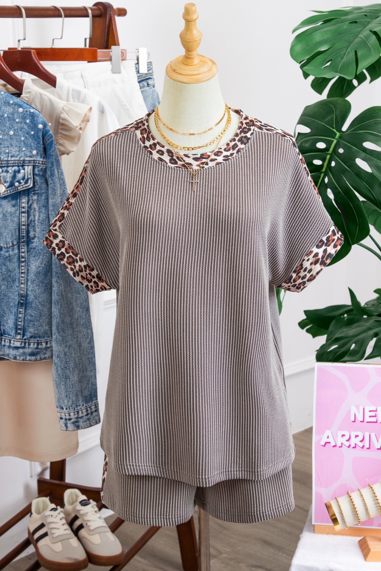 Conjunto Light Grey Leopard Trim Twist Ribbed Short Set em malha canelada cinza claro com detalhes de estampa de leopardo, exibido em manequim junto a acessórios, inspirado em suplementos premium naturais para energia, vitalidade e saúde cognitiva.