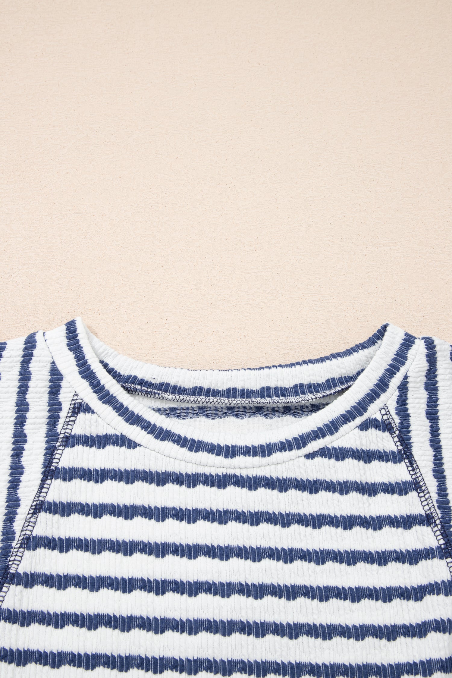 Parte superior com textura em malha listrada azul e branca, destacando o decote redondo, modelo Apricot Stripe Textured Knit Split Hem Half Sleeve Loose Top, ideal para looks casuais e confortáveis.