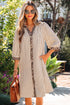 Mulher a usar Khaki Stripe Square Button Leopard Trim Loose Bracelet Sleeve Shirt Dress em ambiente exterior ensolarado, combinando estilo casual com acessórios elegantes e suplementos premium naturais para energia, vitalidade e saúde cognitiva, desenvolvidos para o mercado português.