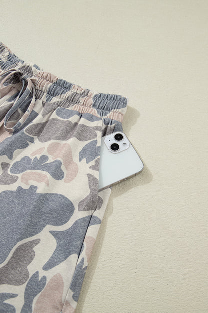 Calções com cordão e estampa camuflada em tons multicoloridos, parte do conjunto Multicolour Camouflage Loose Tee Drawstring Shorts 2pcs Outfit, refletindo um estilo casual confortável aliado a suplementos premium naturais para energia, vitalidade e saúde cognitiva.