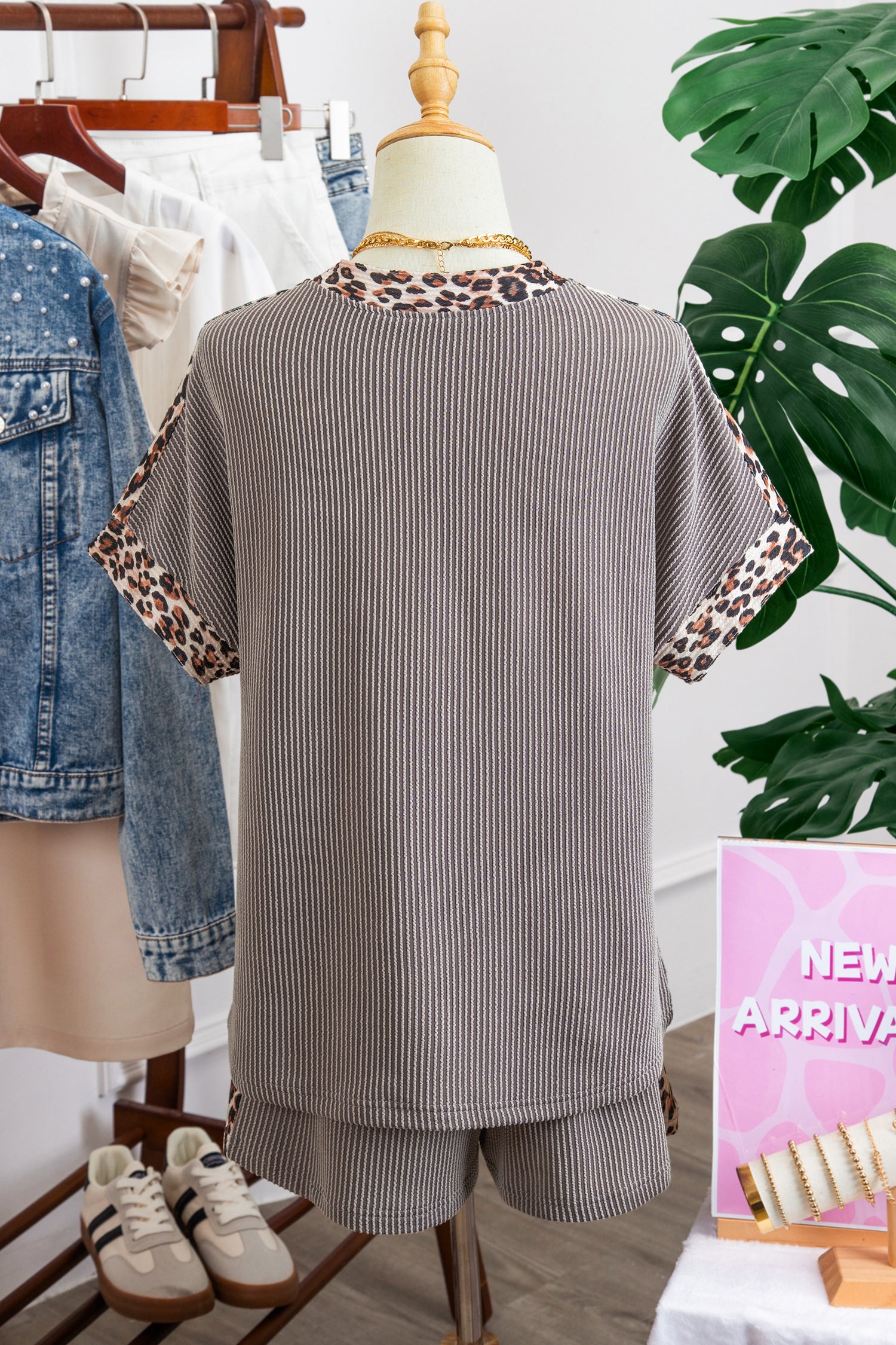 Conjunto Light Grey Leopard Trim Twist Ribbed Short Set exibido em manequim, com tecido canelado cinza claro e detalhes em estampa leopardo, em ambiente minimalista e moderno.