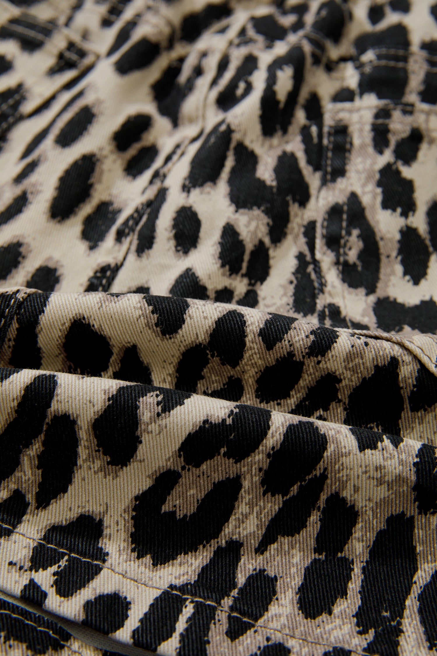 Pormenor do padrão leopard print em tons marrons e pretos sobre tecido denim no Brown Retro Leopard Print Lace-up Elastic Waistband Mid Rise Denim Shorts, ideal para um estilo retro e casual.