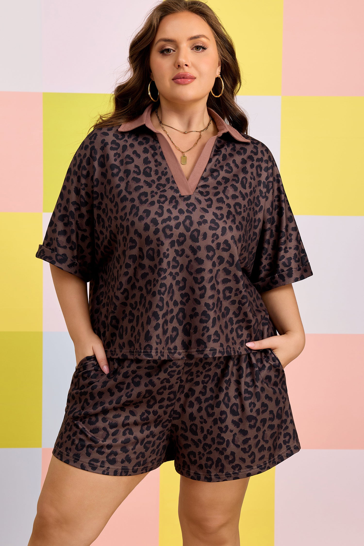 Mulher usando conjunto Brown Plus Size Leopard Short Set com estampa de leopardo em fundo colorido, transmitindo conforto e estilo aliado a suplementos premium naturais para energia, vitalidade e saúde cognitiva.