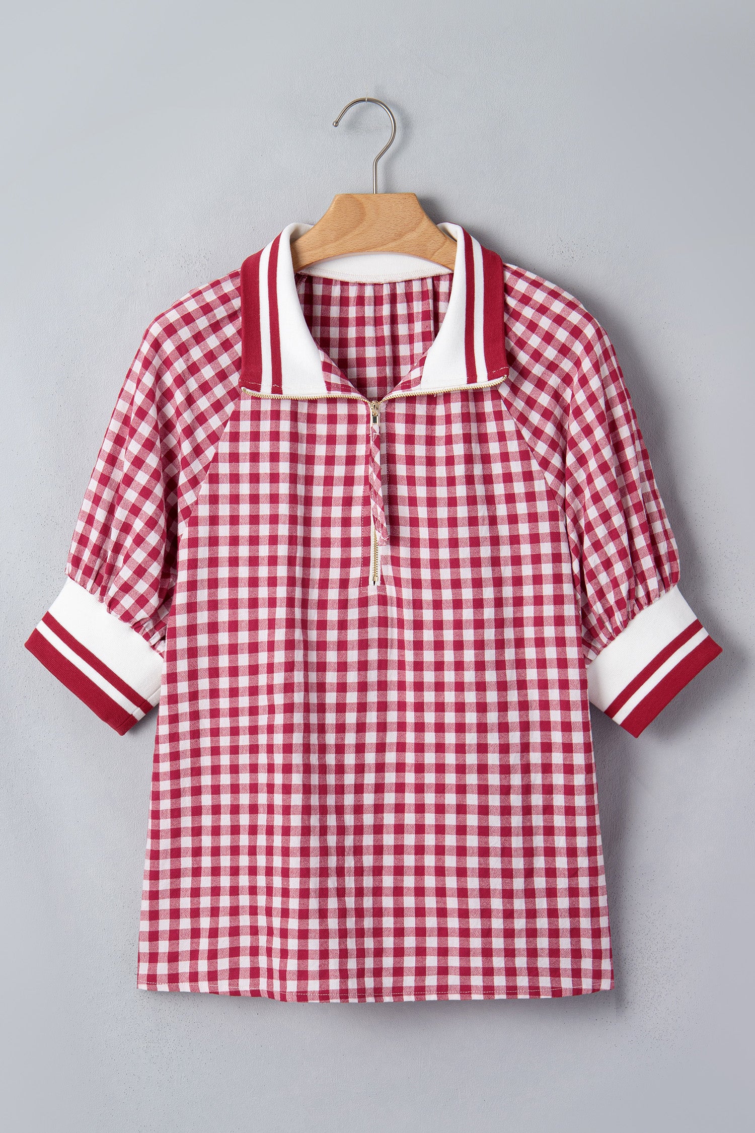 Red Gingham Striped Patchwork Half Zip Blouse pendurada em cabide, com padrão xadrez vermelho e branco, gola e punhos com riscas vermelhas e brancas, ideal para um estilo casual. suplementos premium naturais para energia, vitalidade e saúde cognitiva, desenvolvidos para o mercado português.