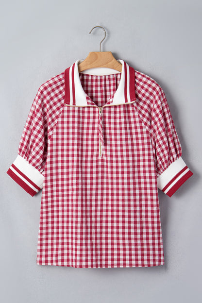 Red Gingham Striped Patchwork Half Zip Blouse pendurada em cabide, com padrão xadrez vermelho e branco, gola e punhos com riscas vermelhas e brancas, ideal para um estilo casual. suplementos premium naturais para energia, vitalidade e saúde cognitiva, desenvolvidos para o mercado português.