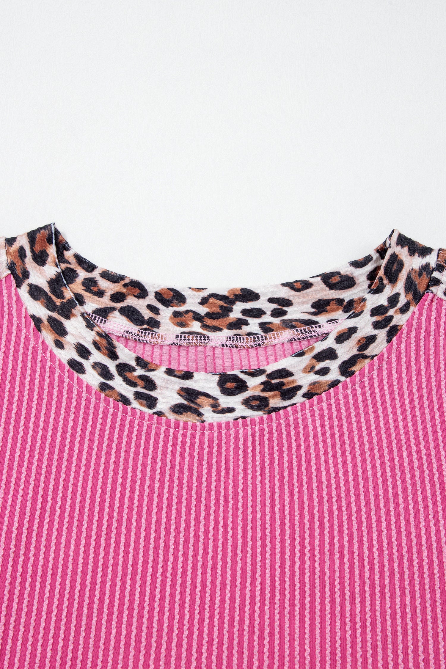 Detalhe da gola com estampa leopard trim em contraste com tecido canelado rosa, parte do conjunto Light Grey Leopard Trim Twist Ribbed Short Set, ideal para quem busca conforto e estilo.