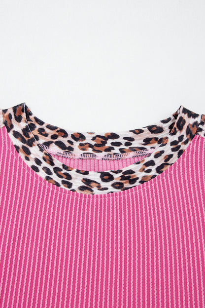 Detalhe da gola com estampa leopard trim em contraste com tecido canelado rosa, parte do conjunto Light Grey Leopard Trim Twist Ribbed Short Set, ideal para quem busca conforto e estilo.