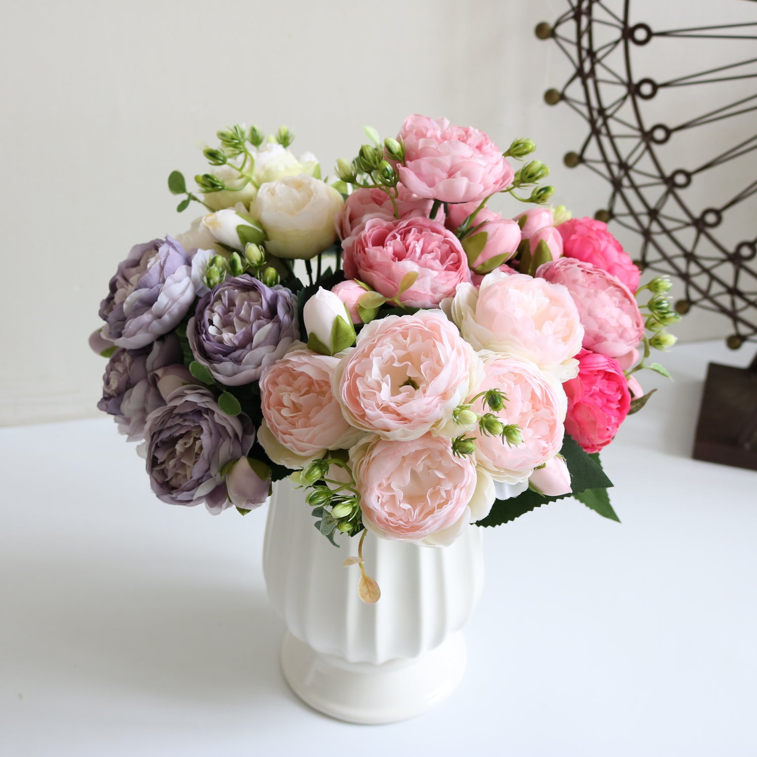 Arranjo floral decorativo com flores artificiais em tons rosa, lilás e branco em vaso branco, representando 5 Small Peonies Korean Small Bouquets 5 Philips Rose Simulation Flowers Household Wedding Rose Bouquets, associado a suplementos premium naturais para energia, vitalidade e saúde cognitiva, desenvolvidos para o mercado português.