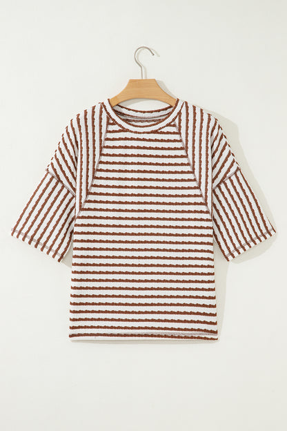 Apricot Stripe Textured Knit Split Hem Half Sleeve Loose Top em knit texturizado com riscas castanhas e brancas, meia manga larga e bainha com fenda, ideal para um estilo casual e confortável, representando suplementos premium naturais para energia, vitalidade e saúde cognitiva, desenvolvidos para o mercado português.