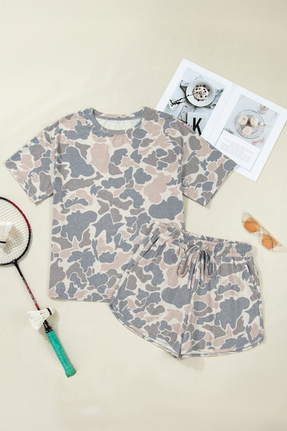 Conjunto Multicolour Camouflage Loose Tee Drawstring Shorts 2pcs Outfit com padrão camuflado em tons neutros, ideal para conforto casual e estilo descontraído, remetendo a suplementos premium naturais para energia, vitalidade e saúde cognitiva.