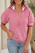 Mulher sorridente vestindo Red Gingham Striped Patchwork Half Zip Blouse com padrão xadrez vermelho, mangas bufantes e zíper frontal, em ambiente confortável e casual, transmite bem-estar natural.
