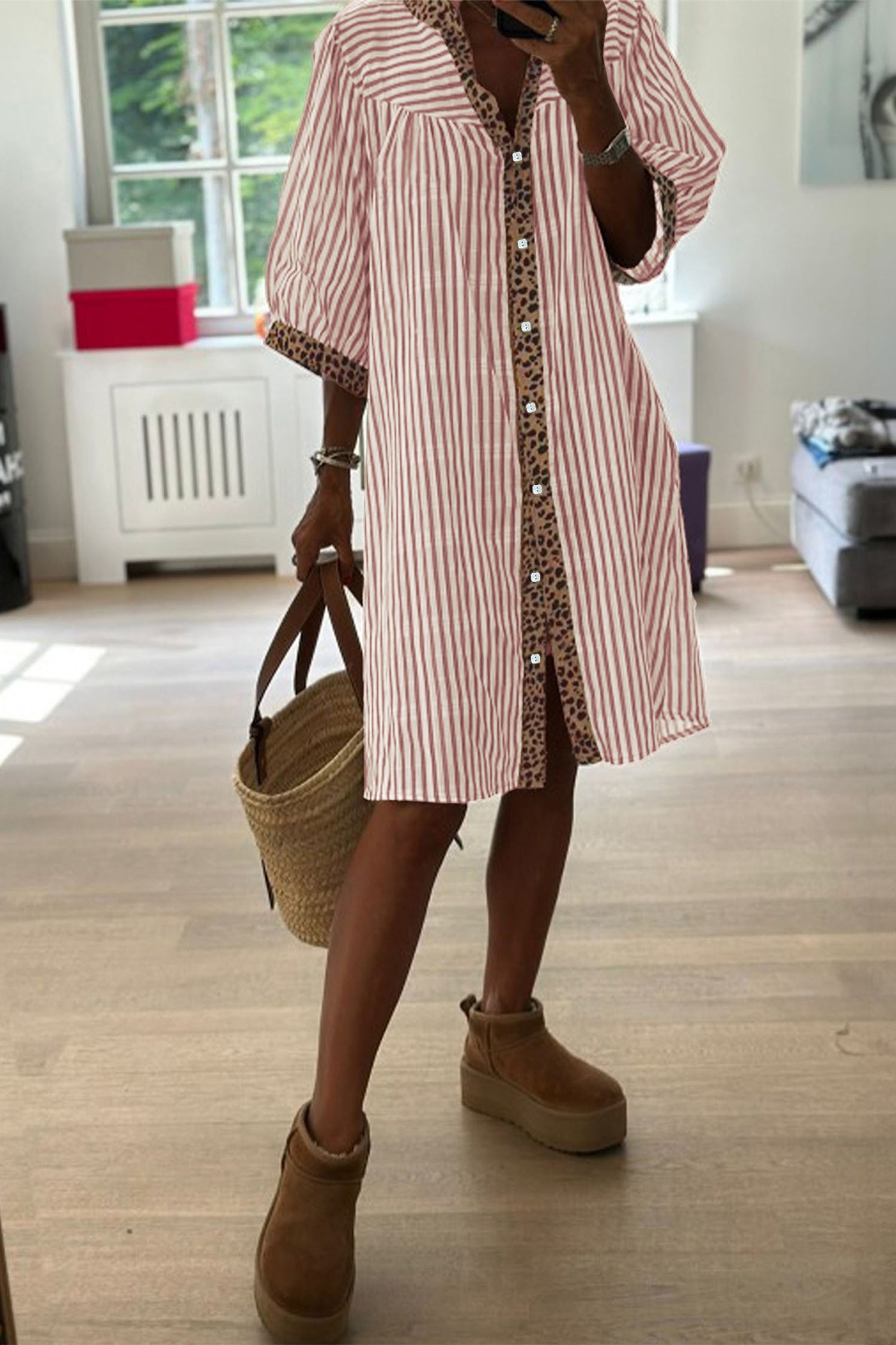 Mulher vestindo Khaki Stripe Square Button Leopard Trim Loose Bracelet Sleeve Shirt Dress com padrão listrado e detalhes em estampa de leopardo, combinando com botas castanhas e saco de palha, em ambiente claro e moderno, promovendo suplementos premium naturais para energia, vitalidade  e saúde cognitiva, desenvolvidos para o mercado português.