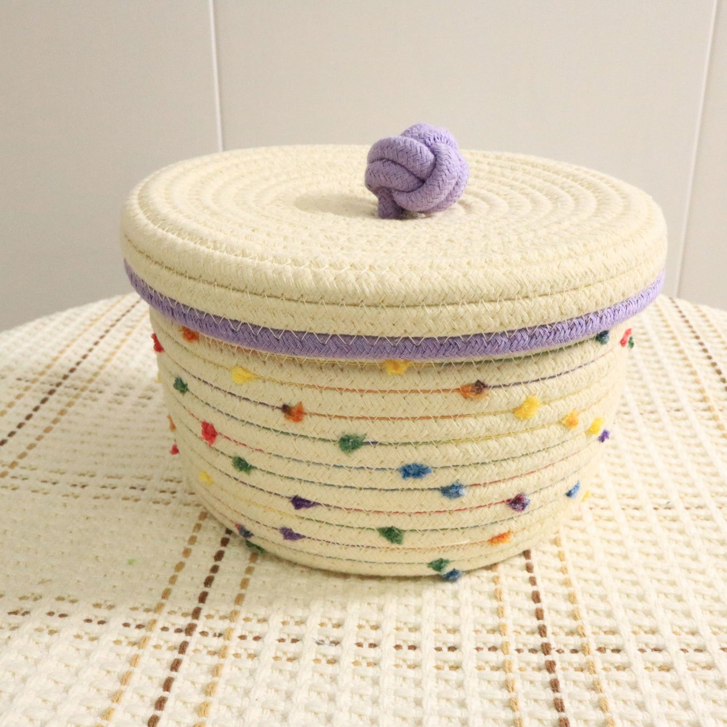 Creative desktop cosmetics storage woven basket em tons neutros com detalhes coloridos, ideal para organização elegante, combinando suplementos premium naturais para energia, vitalidade e saúde cognitiva.