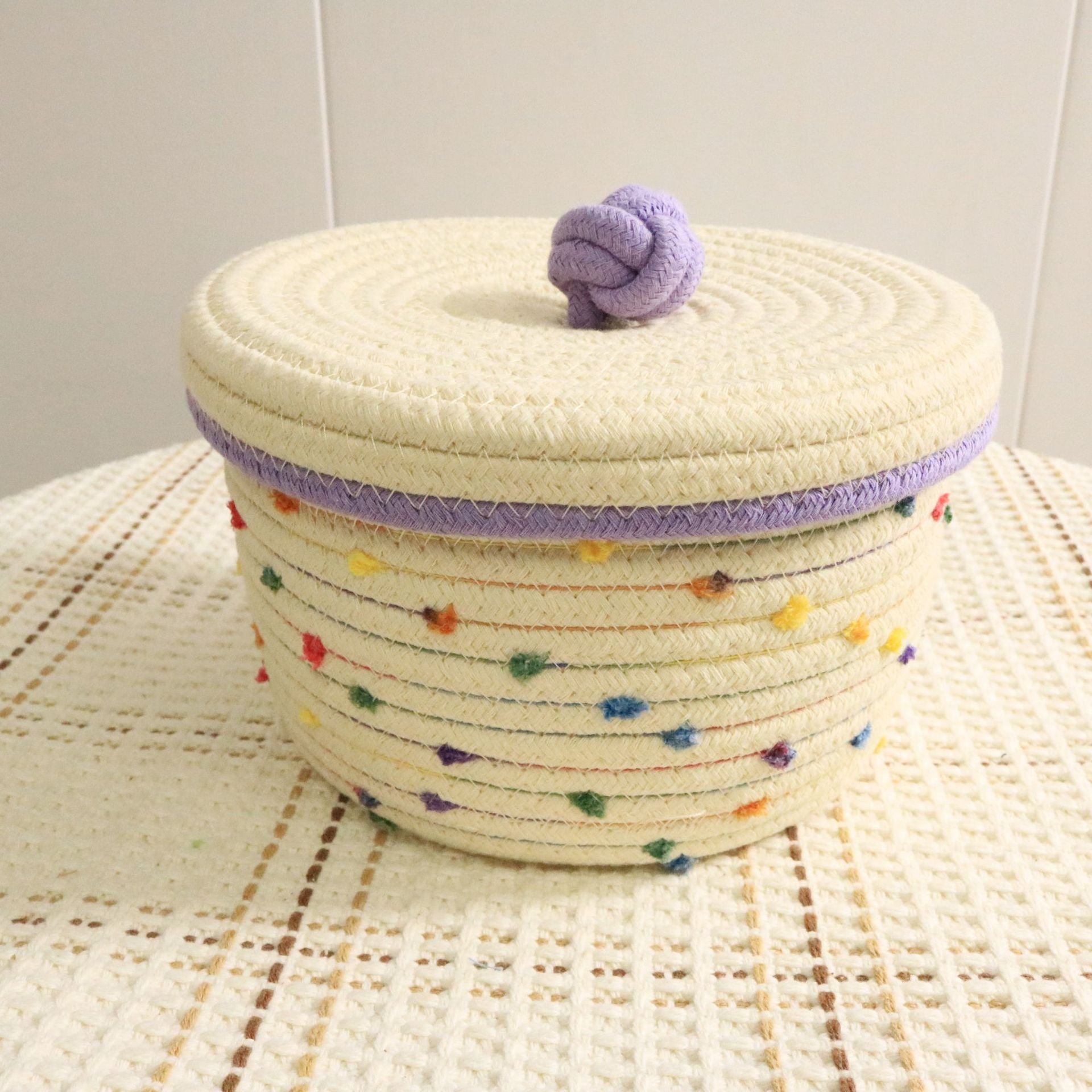 Creative desktop cosmetics storage woven basket em tons neutros com detalhes coloridos, ideal para organização elegante, combinando suplementos premium naturais para energia, vitalidade e saúde cognitiva.