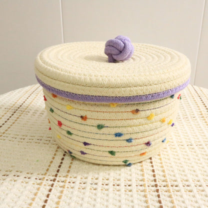 Creative desktop cosmetics storage woven basket em tons neutros com detalhes coloridos, ideal para organização elegante, combinando suplementos premium naturais para energia, vitalidade e saúde cognitiva.