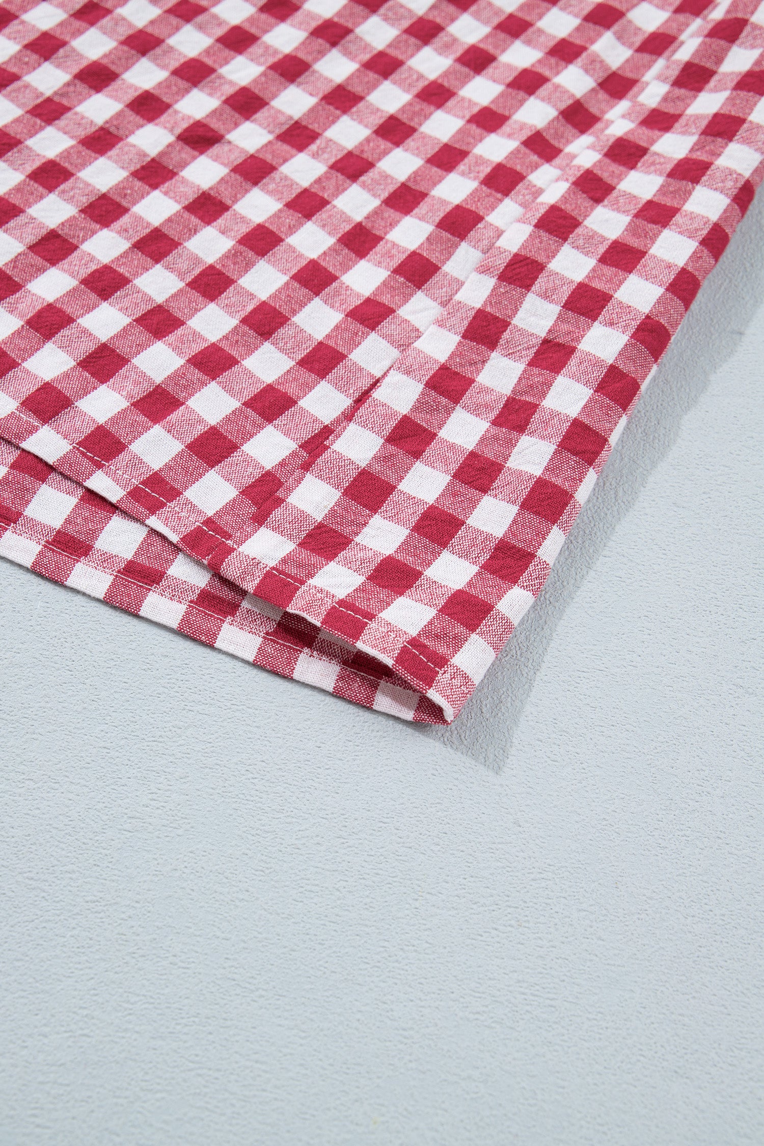 Detalhe do tecido em padrão xadrez vermelho e branco da Red Gingham Striped Patchwork Half Zip Blouse, evidenciando qualidade e design cuidadoso.