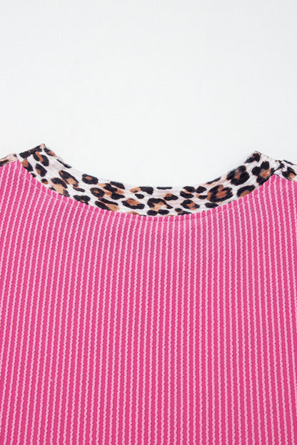 Gola com estampa de leopardo em detalhe do Light Grey Leopard Trim Twist Ribbed Short Set, ideal para complementar um visual único e confortável, associado a suplementos premium naturais para energia, vitalidade e saúde cognitiva.