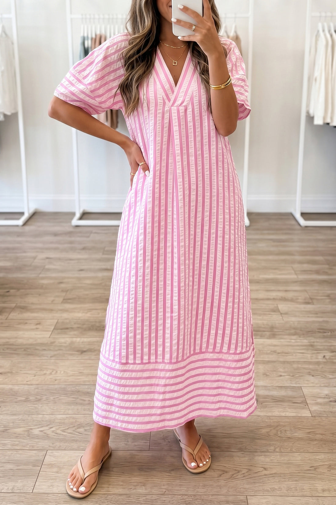Mulher usando Pink Stripe V Neck Short Sleeve Shift Long Dress com padrão listrado rosa e branco, estilo casual e elegante para o dia a dia, complementando suplementos premium naturais para energia.