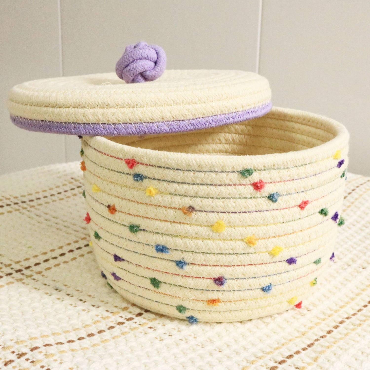 Creative desktop cosmetics storage woven basket em tecido trançado branco com detalhes coloridos e tampa com nó decorativo roxo, ideal para organização e suplementos premium naturais para energia, vitalidade  e saúde cognitiva, desenvolvidos para o mercado português.