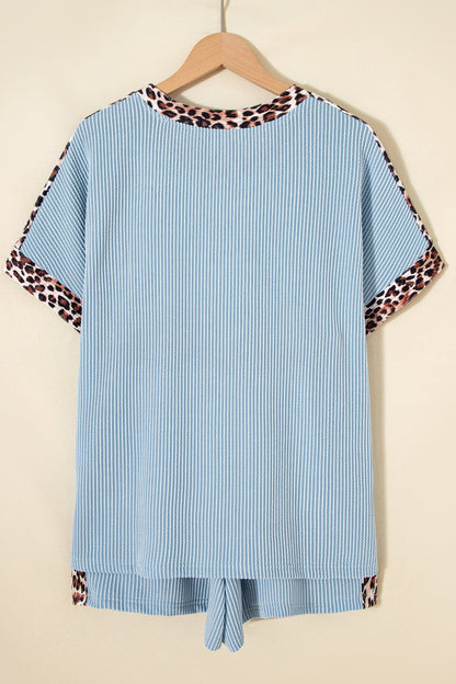 Light Grey Leopard Trim Twist Ribbed Short Set em malha canelada azul claro com acabamento estampado de leopardo, promovendo conforto e estilo aliados a suplementos premium naturais para energia, vitalidade e saúde cognitiva.