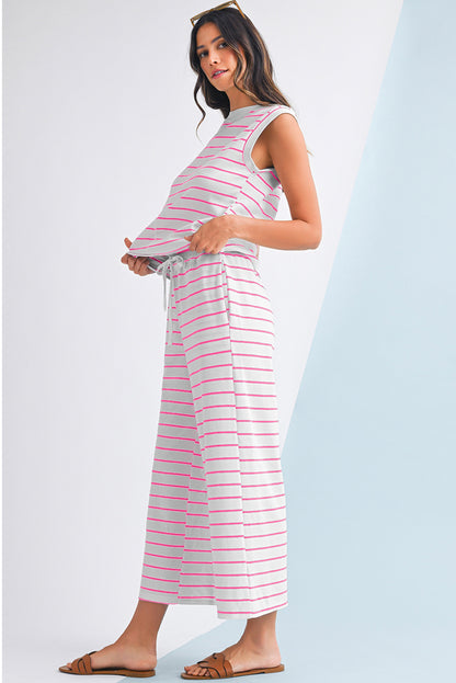 Mulher usando Sail Blue Casual Striped Tee and Wide Leg Pants Set listrado em tons suaves, transmitindo conforto e estilo casual, ideal para momentos de bem-estar natural.