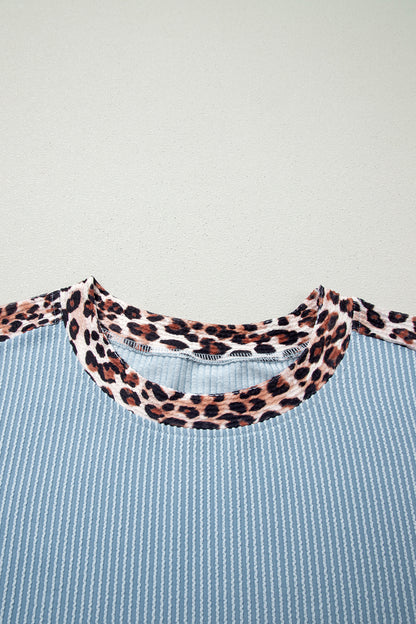 Detalhe da gola com estampa de oncinha em trim de tecido canelado cinza claro, parte do conjunto Light Grey Leopard Trim Twist Ribbed Short Set, ideal para quem busca conforto e estilo.