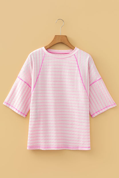 Apricot Stripe Textured Knit Split Hem Half Sleeve Loose Top em malha texturizada com riscas em tons de rosa e branco, com mangas meia e corte solto, ideal para um estilo casual confortável.