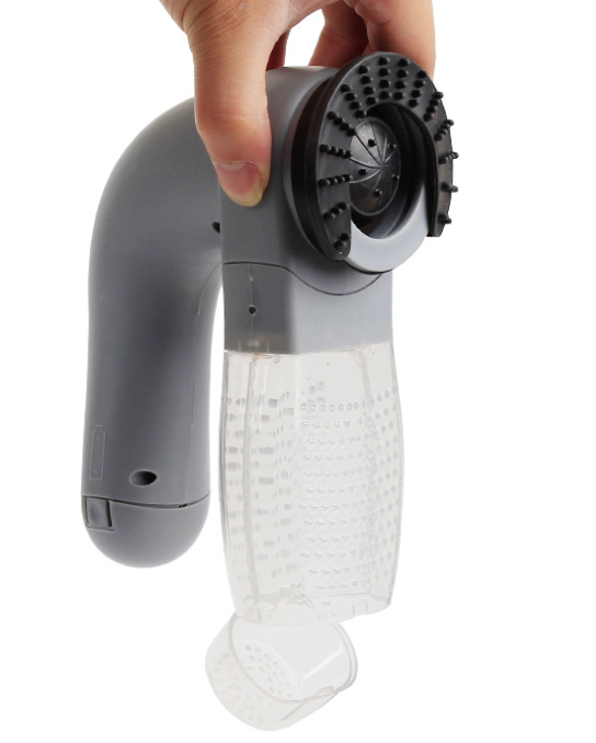 Electric Pet Hair Portable Pet Massage Cleaning Brush de plástico cinza e transparente, segurado por mão, com design ergonómico para limpeza e massagem suave em animais de estimação.