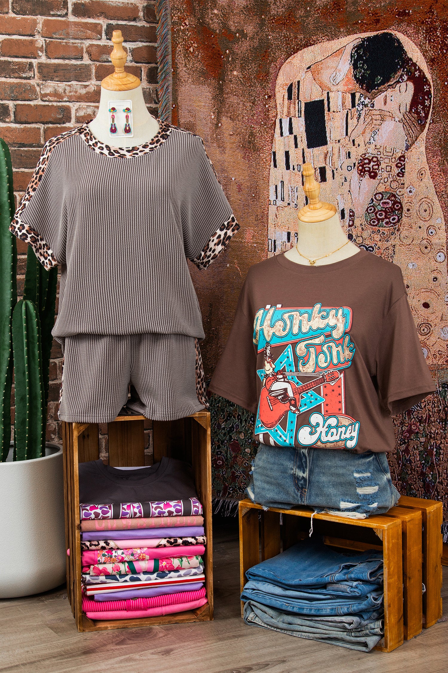 Light Grey Leopard Trim Twist Ribbed Short Set em tecido canelado cinza claro com detalhes em estampa leopardo, exibido num manequim em ambiente moderno e acolhedor.