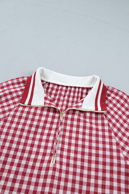 Blusa Red Gingham Striped Patchwork Half Zip Blouse com padrão xadrez vermelho e branco, gola com fecho meia-zíper, ideal para complementar looks casuais com energia e vitalidade.