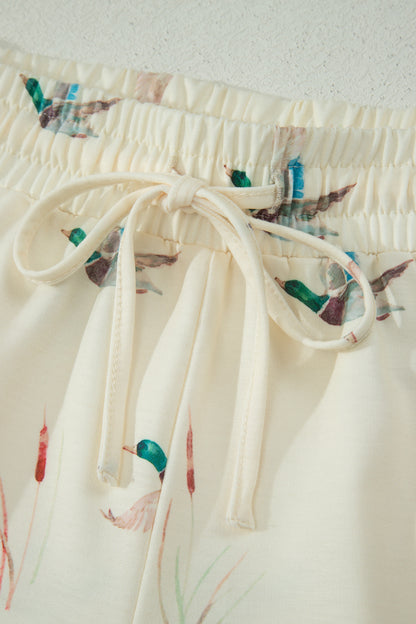 Detalhe do laço e estampa de patos em bege no Beige Mallard Duck Print Oversized Tee Drawstring Short Set, ideal para um look confortável e casual. suplementos premium naturais para energia, vitalidade e saúde cognitiva, desenvolvidos para o mercado português.