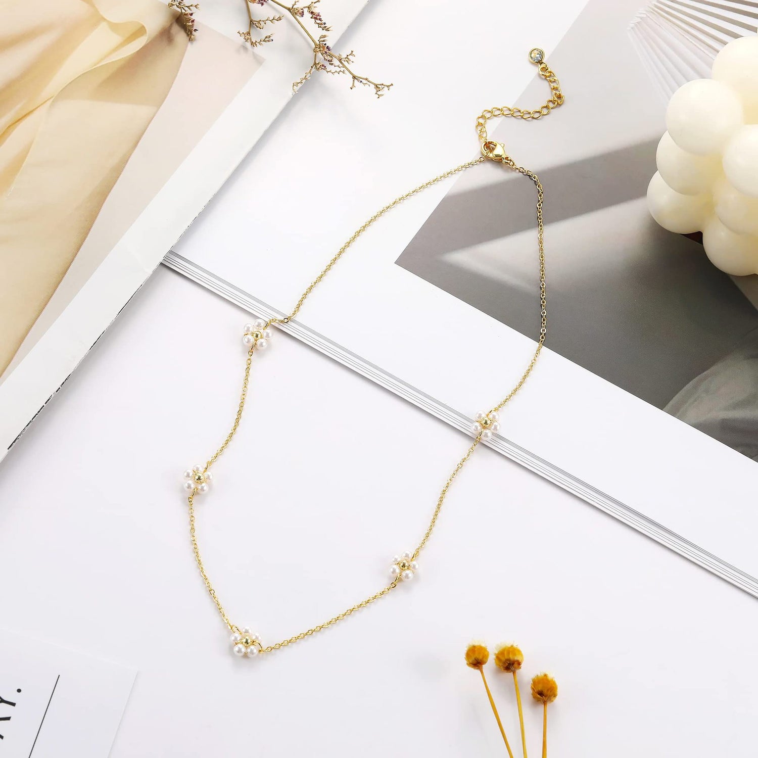 Colar delicado com cinco flores de pérolas em corrente dourada, ideal para realçar o colo com elegância e estilo, inspirado em suplementos premium naturais para energia, vitalidade e saúde cognitiva, desenvolvidos para o mercado português, 5 flower necklaces pearl collarbone chains.