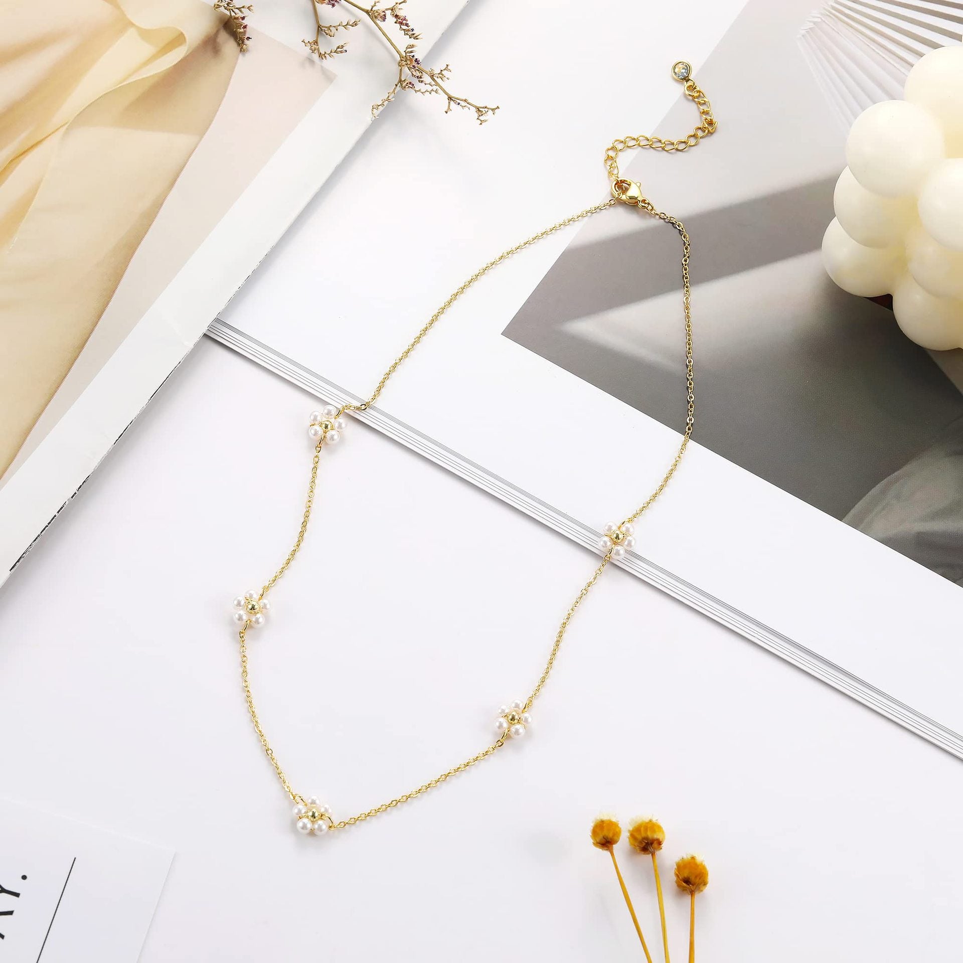 Colar delicado com cinco flores de pérolas em corrente dourada, ideal para realçar o colo com elegância e estilo, inspirado em suplementos premium naturais para energia, vitalidade e saúde cognitiva, desenvolvidos para o mercado português, 5 flower necklaces pearl collarbone chains.
