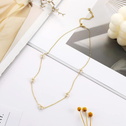 Colar delicado com cinco flores de pérolas em corrente dourada, ideal para realçar o colo com elegância e estilo, inspirado em suplementos premium naturais para energia, vitalidade e saúde cognitiva, desenvolvidos para o mercado português, 5 flower necklaces pearl collarbone chains.