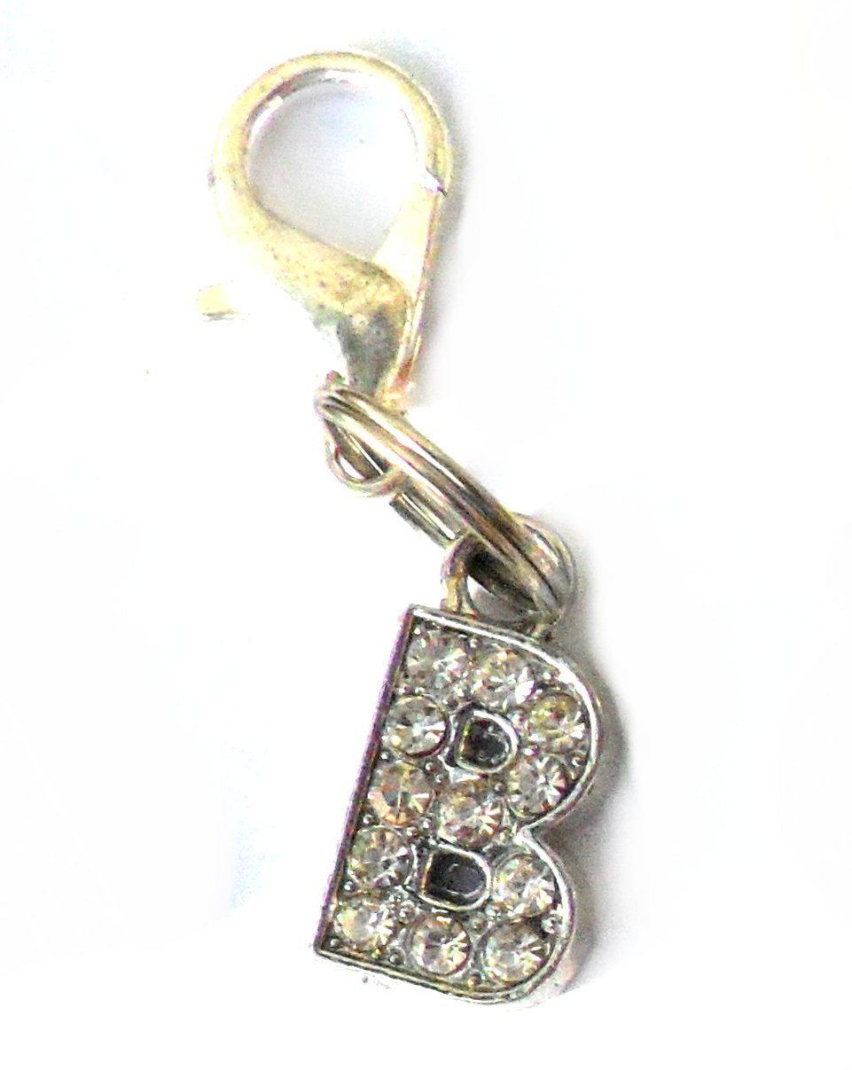 Pingente de metal com letra B decorada com cristais brilhantes, parte da coleção A-Z Crystal Letter Pet Charms, ideal para acessórios personalizados e suplementos premium naturais para energia, vitalidade e saúde cognitiva.
