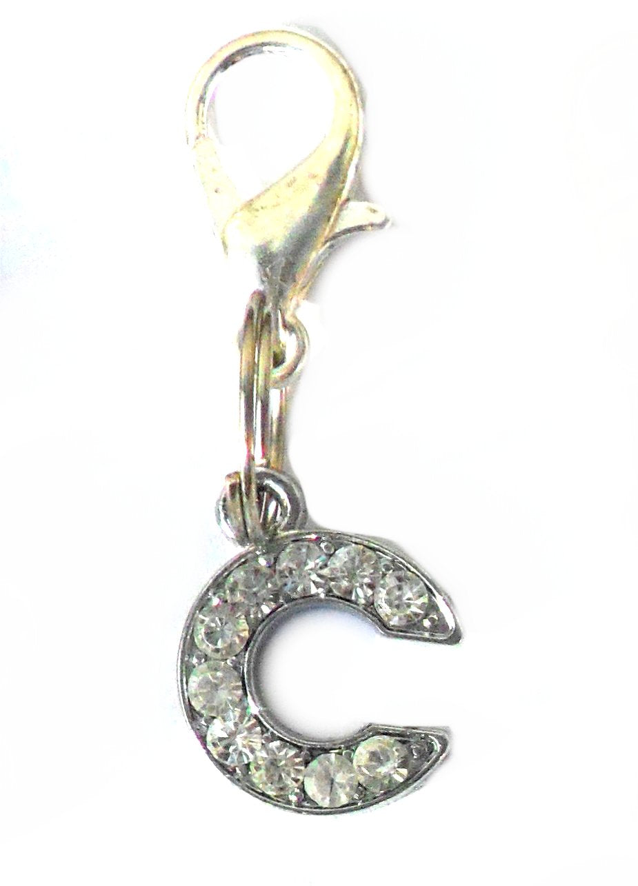 Pingente em forma de letra C com cristais brilhantes prateados, parte da coleção A-Z Crystal Letter Pet Charms, ideal para personalizar acessórios com estilo e elegância.