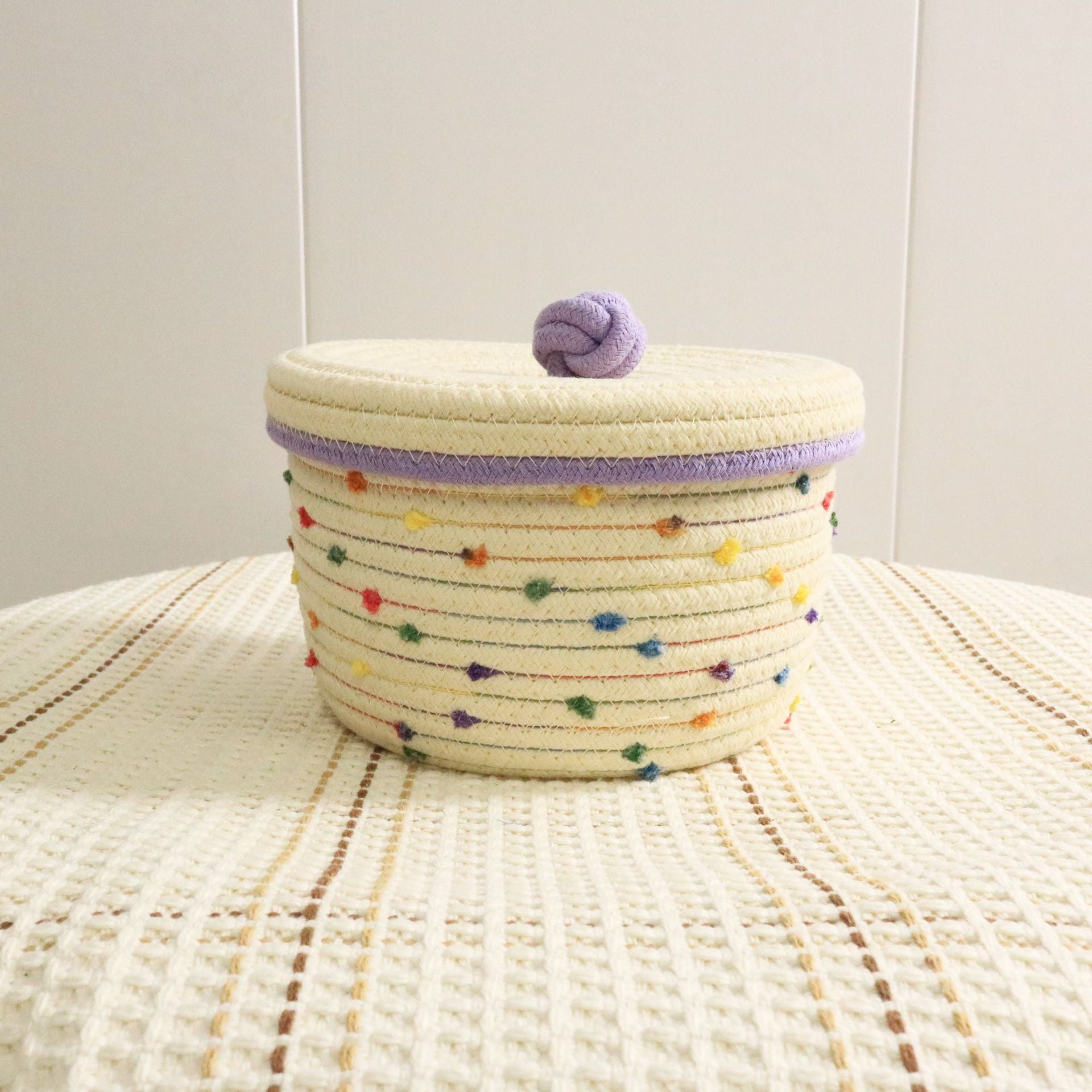 Cesto trançado Creative desktop cosmetics storage woven basket em tons neutros com detalhes coloridos, ideal para organização prática e elegante, promovendo suplementos premium naturais para energia, vitalidade e saúde cognitiva.