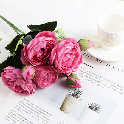 Arranjo delicado com 5 Small Peonies Korean Small Bouquets 5 Philips Rose Simulation Flowers Household Wedding Rose Bouquets em tons de rosa sobre revista, transmitindo naturalidade e bem-estar natural.