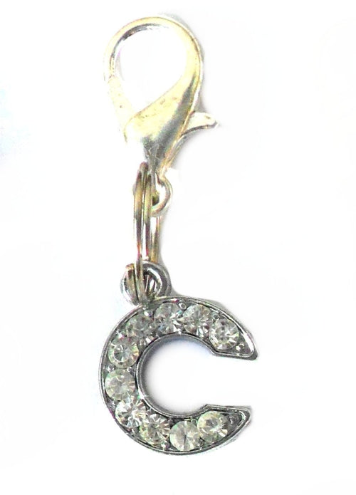 A-Z Crystal Letter Pet Charms em formato de letra C revestida com cristais brilhantes, oferendo um toque elegante e delicado, ideal para acessórios premium naturais para energia, vitalidade e saúde cognitiva.