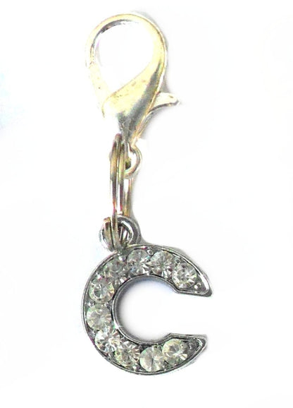 A-Z Crystal Letter Pet Charms em formato de letra C revestida com cristais brilhantes, oferendo um toque elegante e delicado, ideal para acessórios premium naturais para energia, vitalidade e saúde cognitiva.